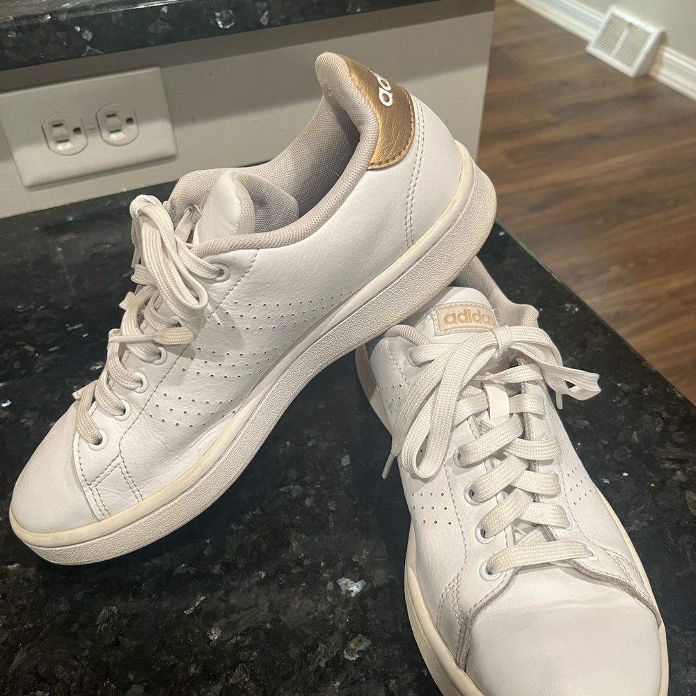 Adidas Womenns Advantage Sneakers Perforated White /Gold Metallic Size 8.5